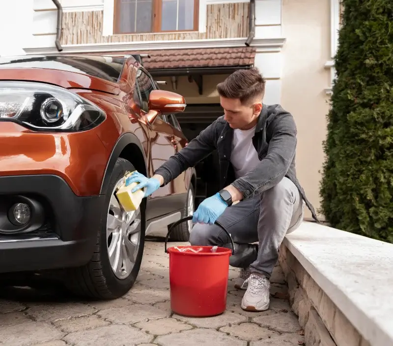 Lavage auto à domicile Collonges-sous-Salève : professionnel intervenant sur un véhicule
